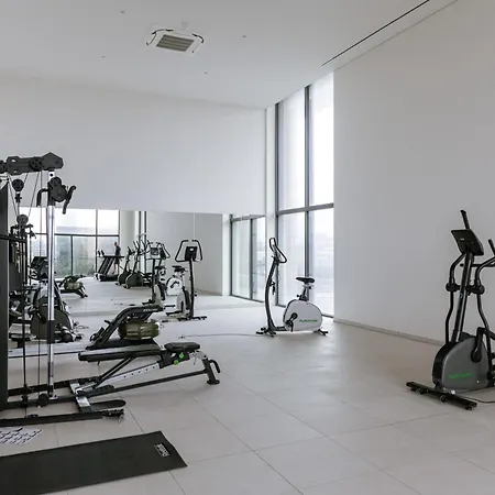 Huswell - Modern New With Pool Access And Parking アパート